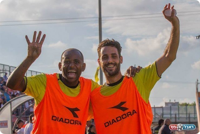 זלייט (מימין) ודוס סנטוס (רפי נחמיאס)